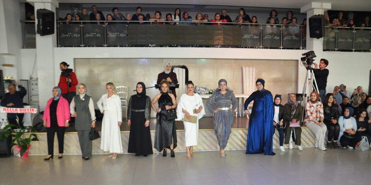 Akşehir'de kursiyerlerin hazırladığı kıyafetler sergilendi