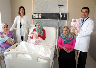 Tüp bebekler aynı gün doğdu