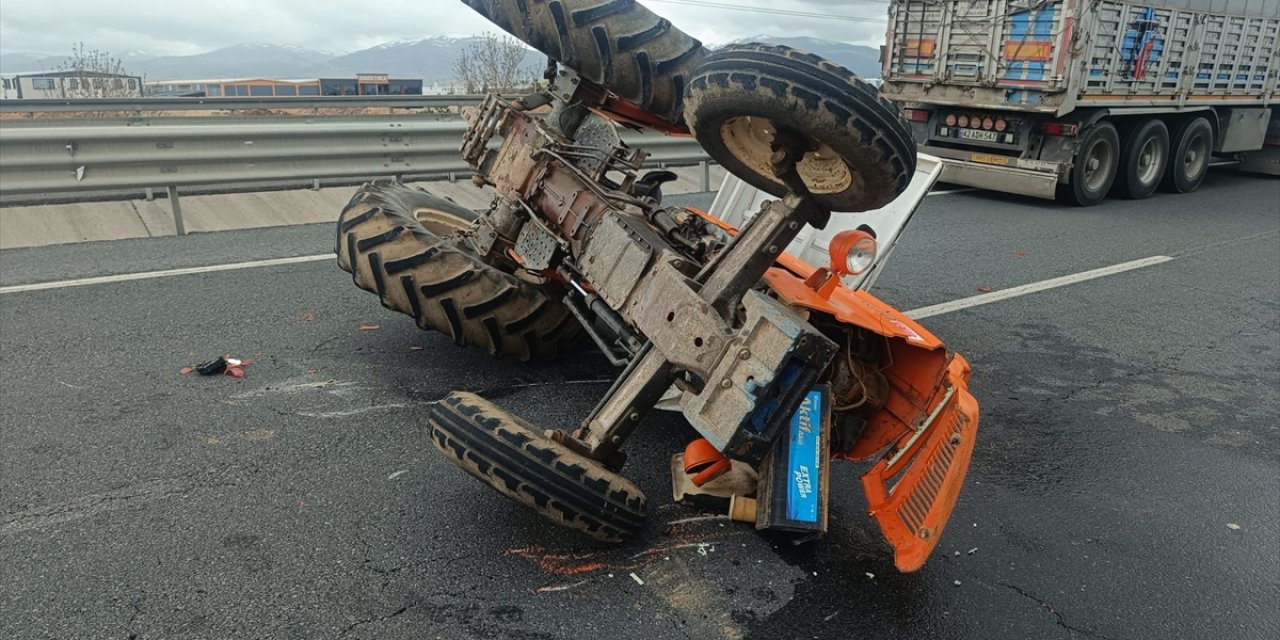 Konya'da devrilen traktörün sürücüsü yaralandı