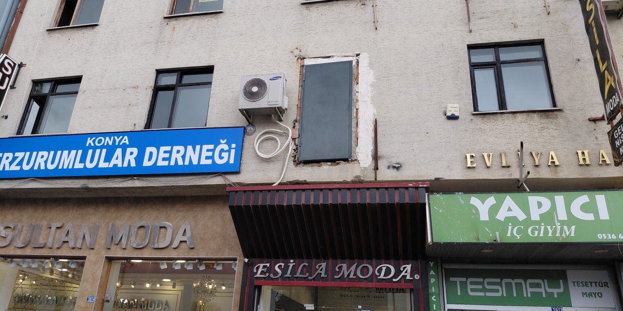 Dışa açılan kapı görenleri şaşırtıyor