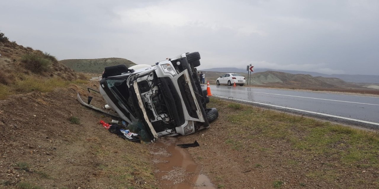 Konya yolunda devrilen tırın sürücüsü yaralandı
