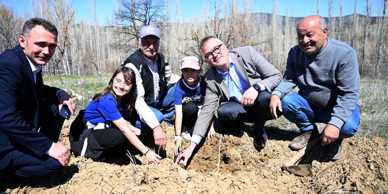 Seydişehir'de fidanlar toprakla buluşturuldu