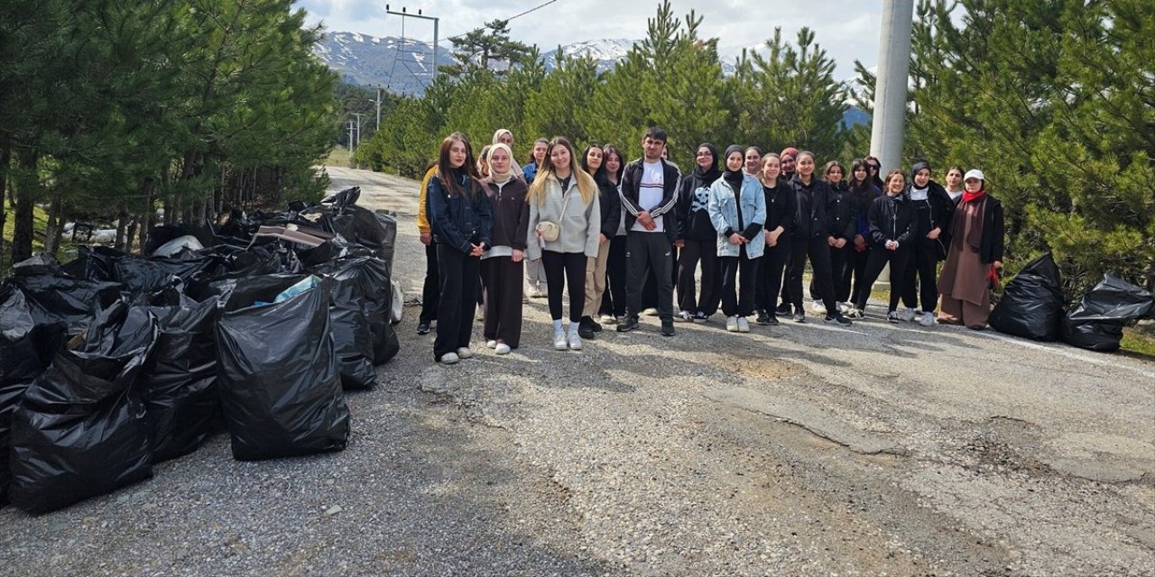Konya'da üniversitelilerden çevre temizliği