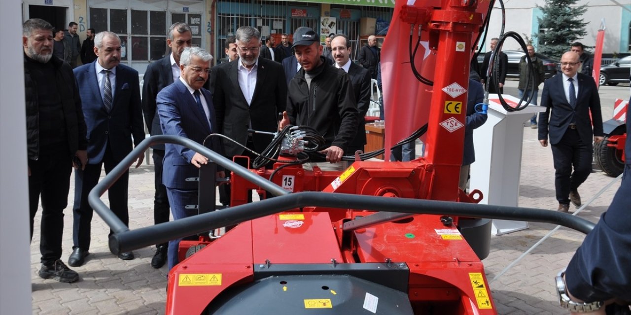 Akşehir'de üreticilere yem makinesi dağıtıldı
