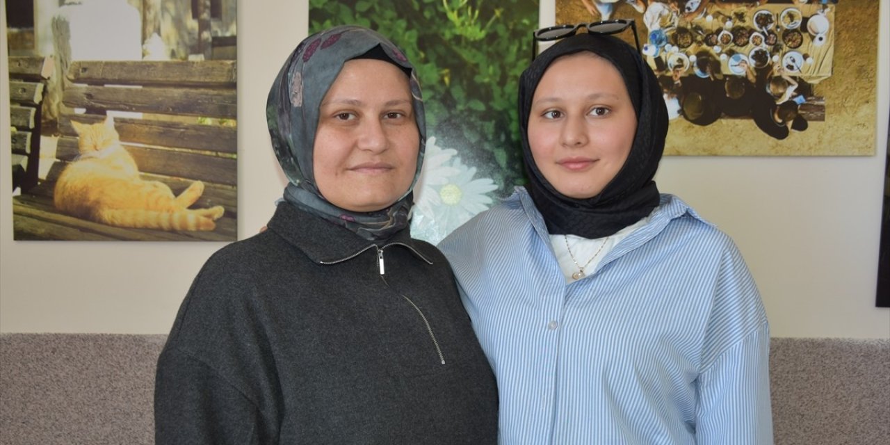 Anne ile kızı üniversitede sınıf arkadaşı oldu