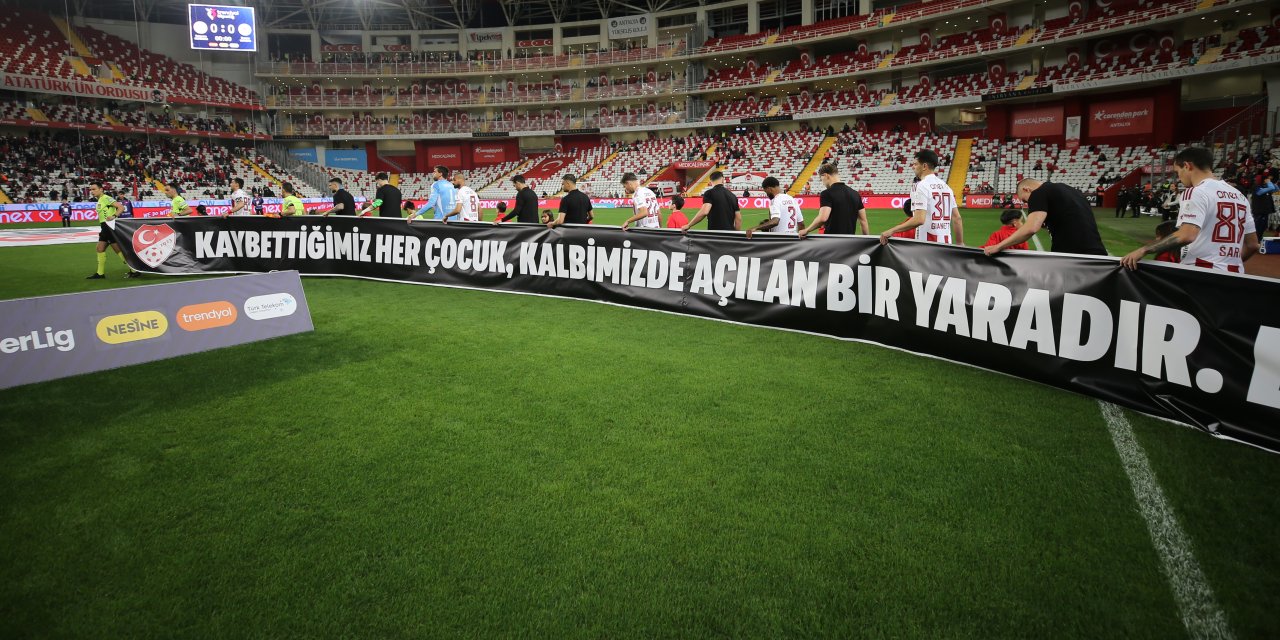 Antalyaspor-Konyaspor maçında anlamlı pankart