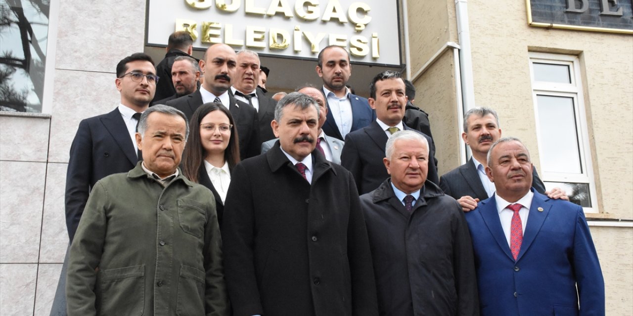 İçişleri Bakanı Çiftçi, kaymakamlık yaptığı Gülağaç'ta ziyaretlerde bulundu