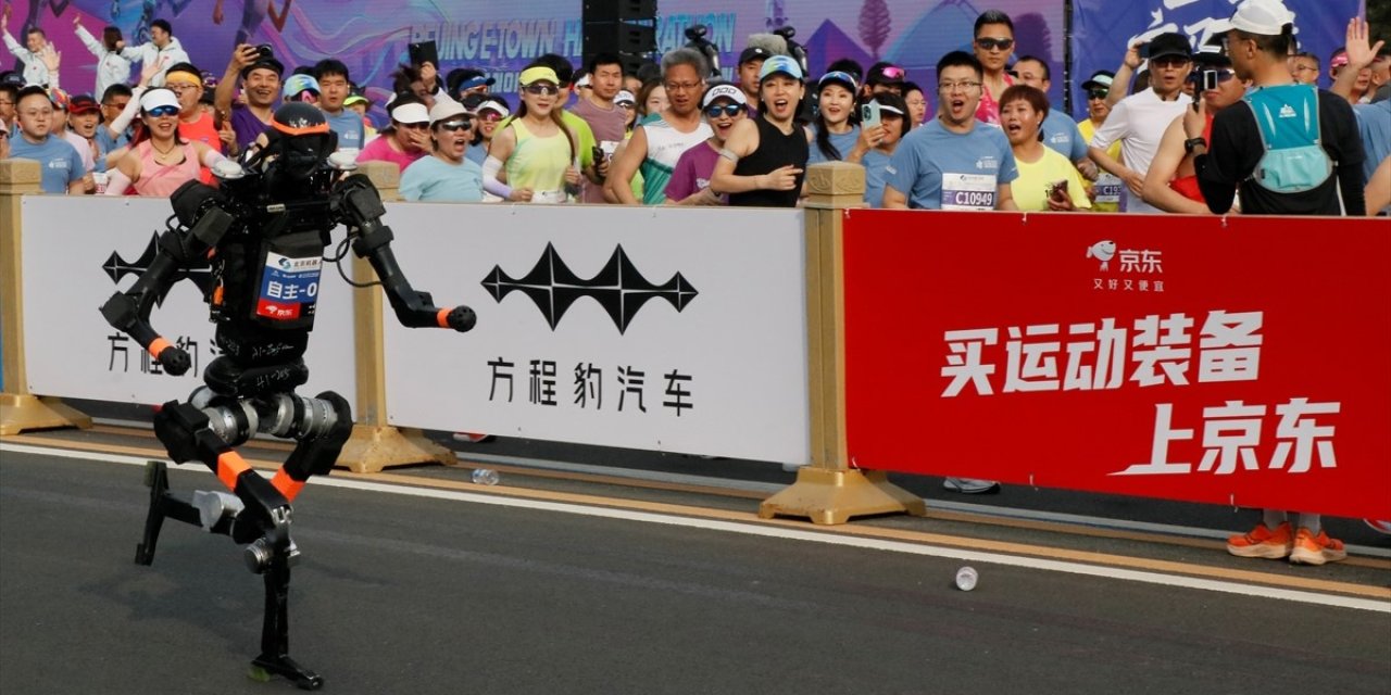 İnsansı robotlar insandan hızlı koştu