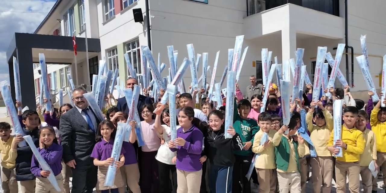Çumra Belediyesi okullarda uçurtma dağıttı