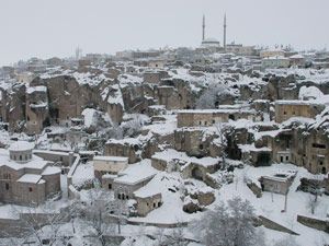 Yabancı turist Manastır Vadisi'ni keşfediyor