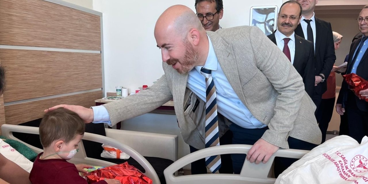 Müdürler hastanede çocukları ziyaret etti