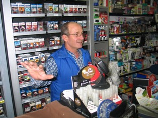 Soyguncunun elinden tabancayı böyle aldı