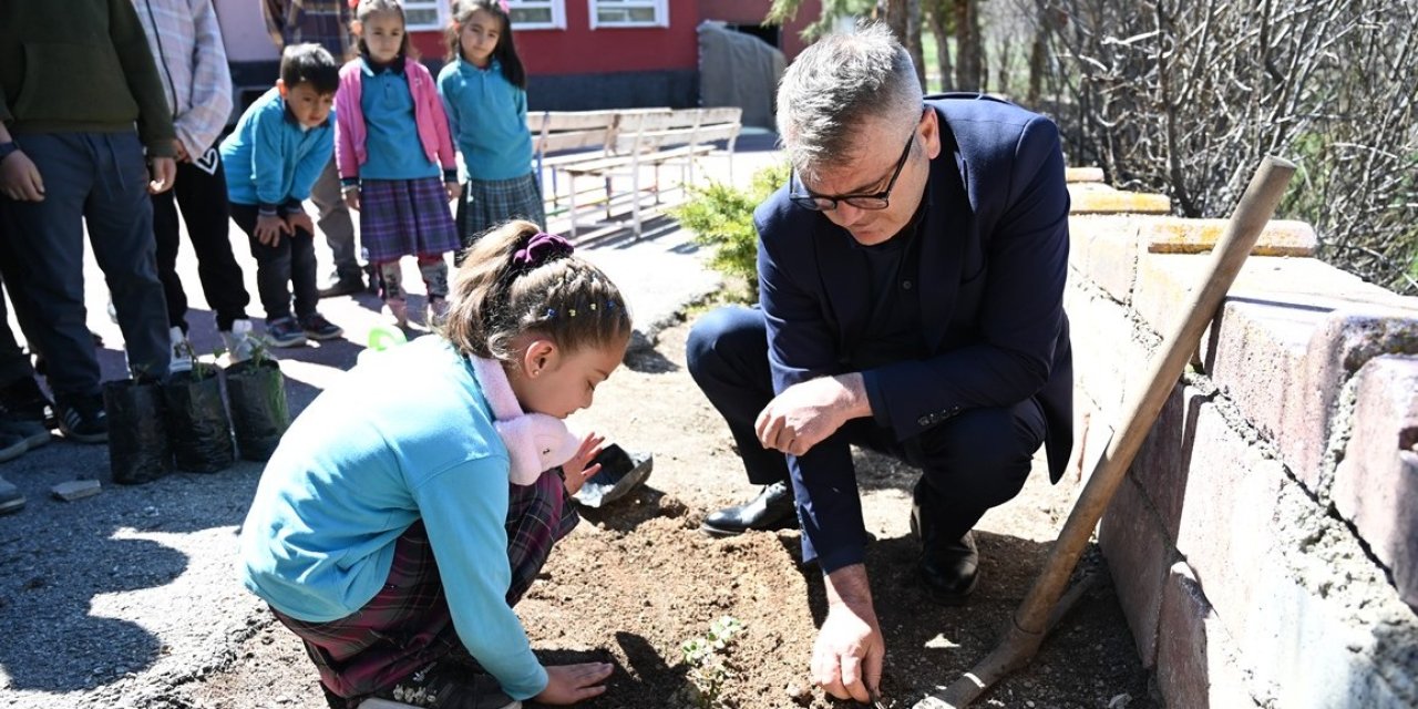 Okul bahçeleri güllerle süslendi