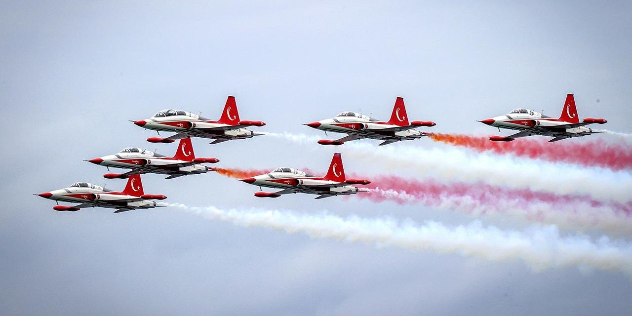 Alkışlar Türk Yıldızları'na