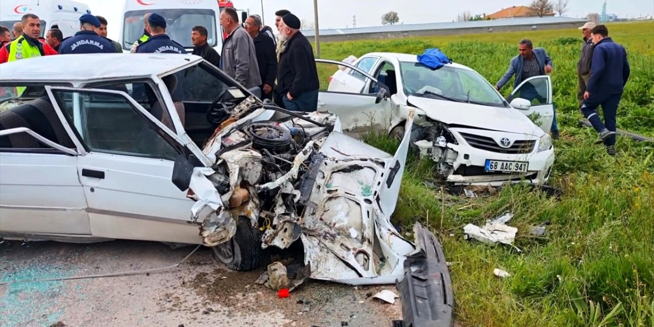 İki otomobil çarpıştı, 4 kişi yaralandı