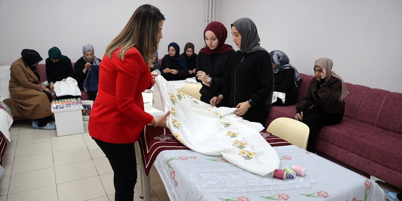 İşledikleri seccadelerin gelirini Gazze'ye gönderecekler