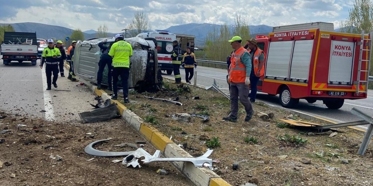 Konya'da araç refüje devrildi, 3 kişi yaralandı