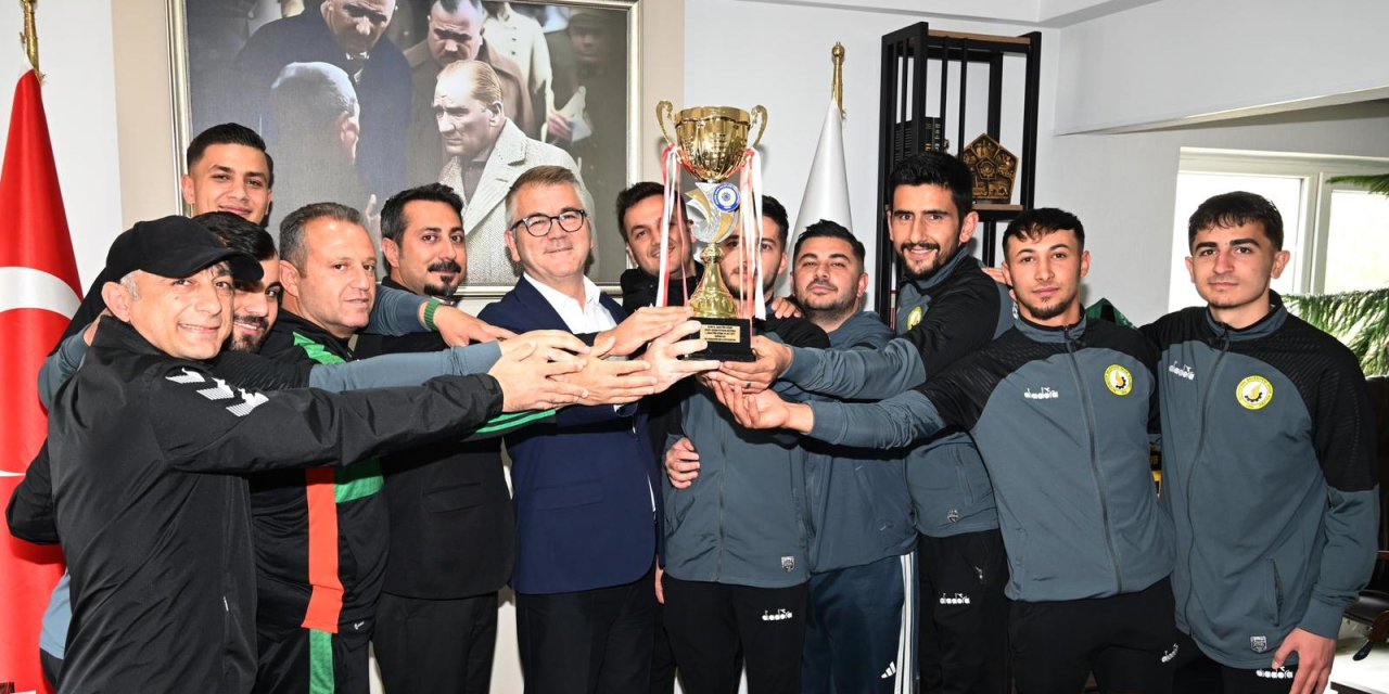 Konya'da şampiyonlar kupayı başkana getirdi