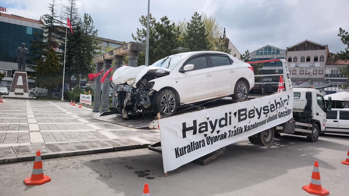 Konya'da farkındalık için kaza yapan otomobil sergilendi