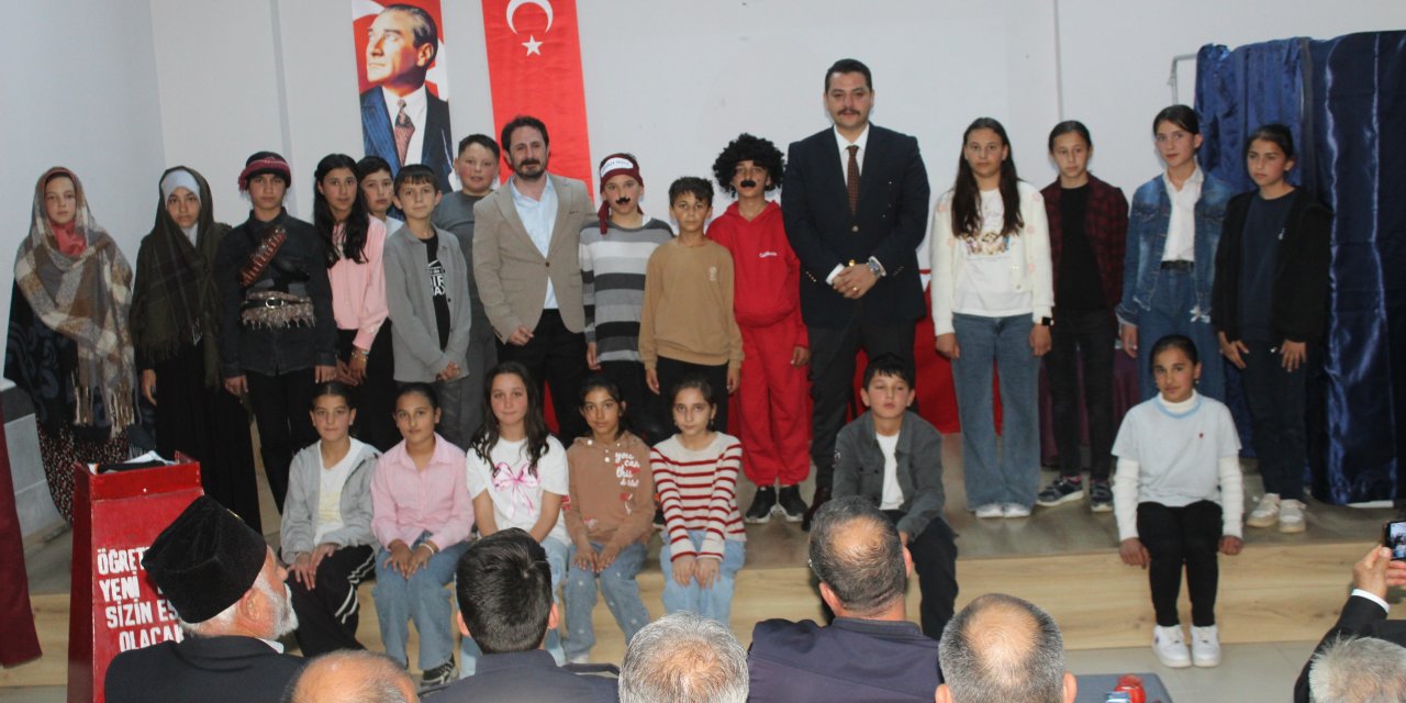 Taşavlı, sergi ve tiyatro gösterisine katıldı