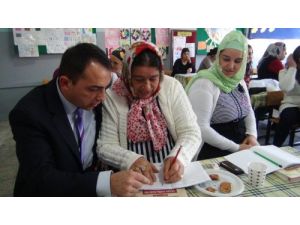 Roman Kadınlar, Okuma Kursuna Sazlı Sözlü Eğlenceyle Başladı