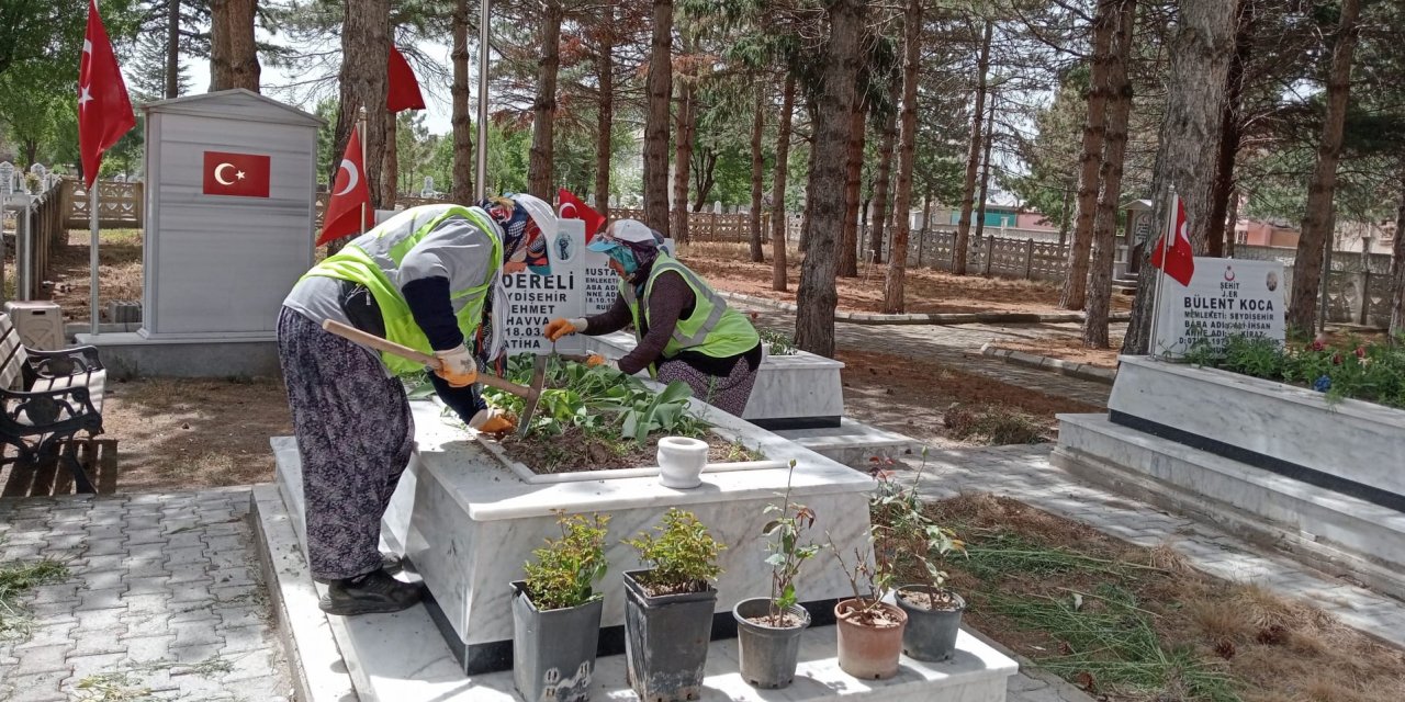 Seydişehir'de şehit mezarlarının bakımını yapıldı