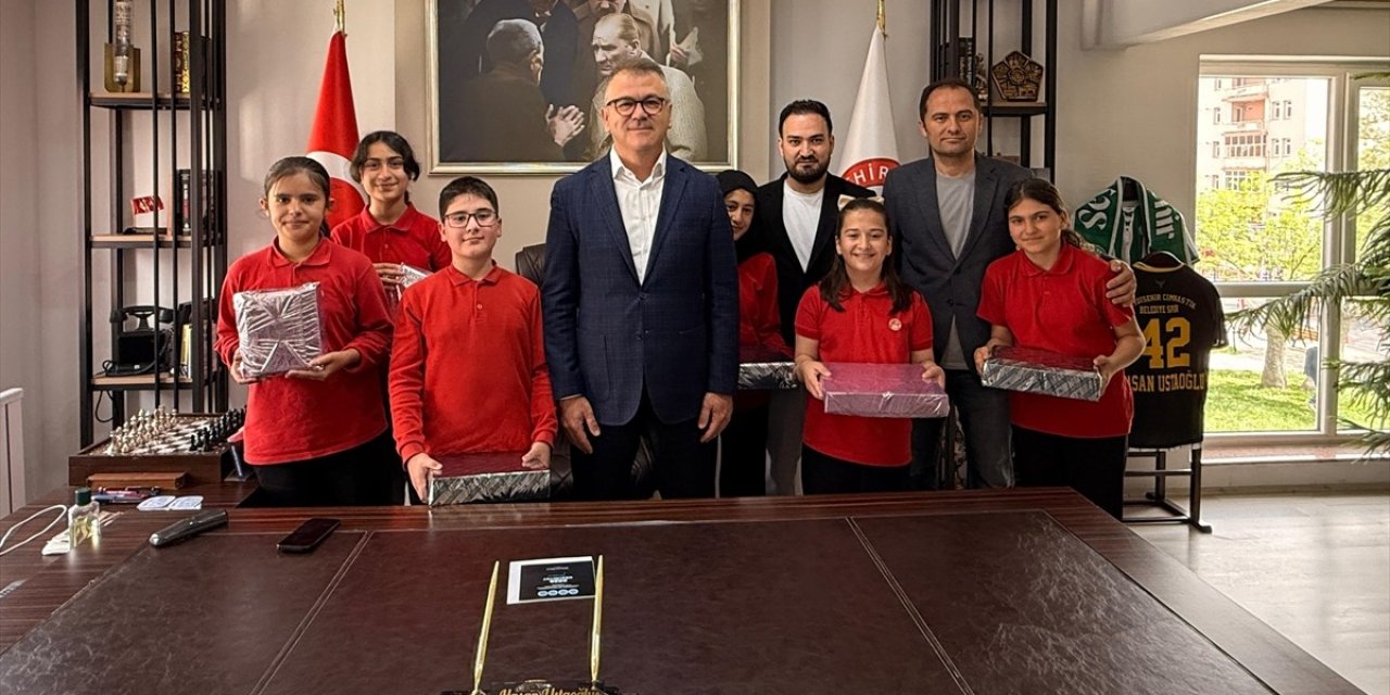 Seydişehir'de kitap okuyan öğrenciler ödüllendirildi