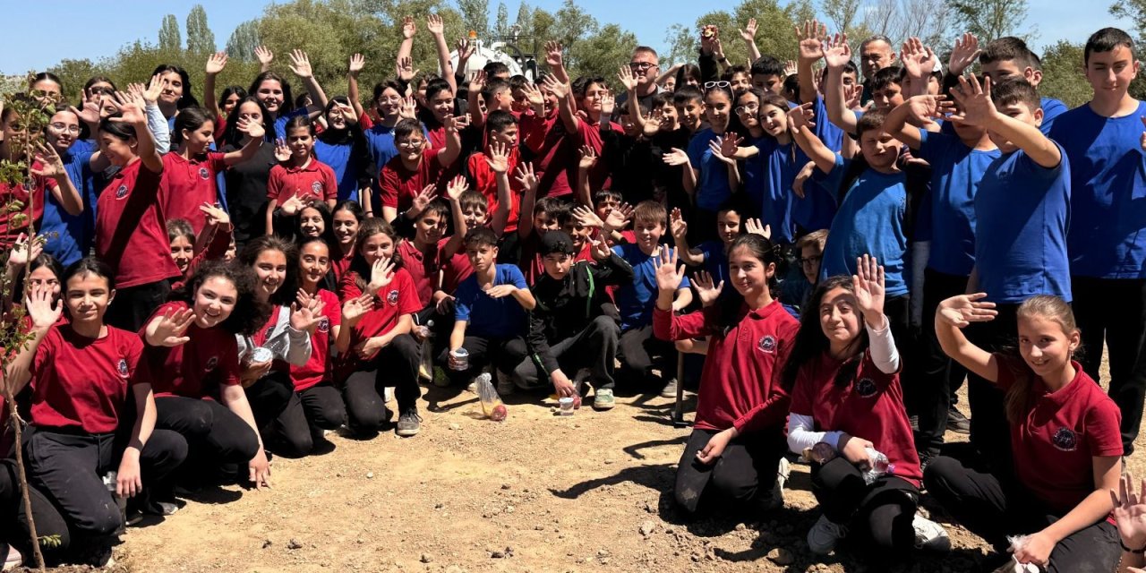 Konya'da meyve fidanlarını toprakla buluştular