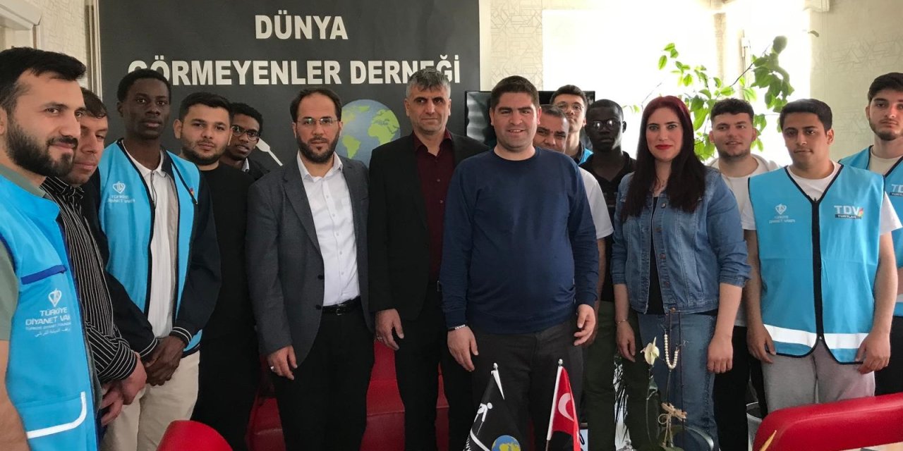 Öğrencilerden Dünya Görmeyenler Derneği'ne ziyaret