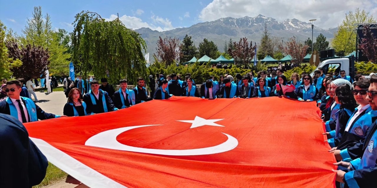 Konya'da 100 öğrenci sağlıkçı olarak mezun oldu