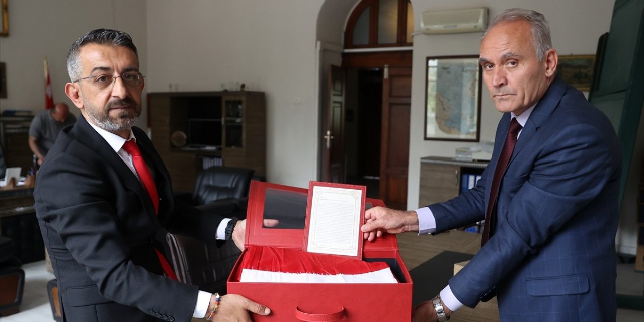 Şehitlik bayrağı Konya Lisesi'ne getirildi