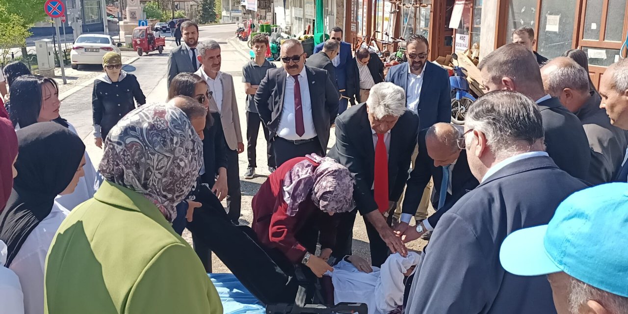 Konya'da törende bayılan öğrenciye başkandan ilk yardım
