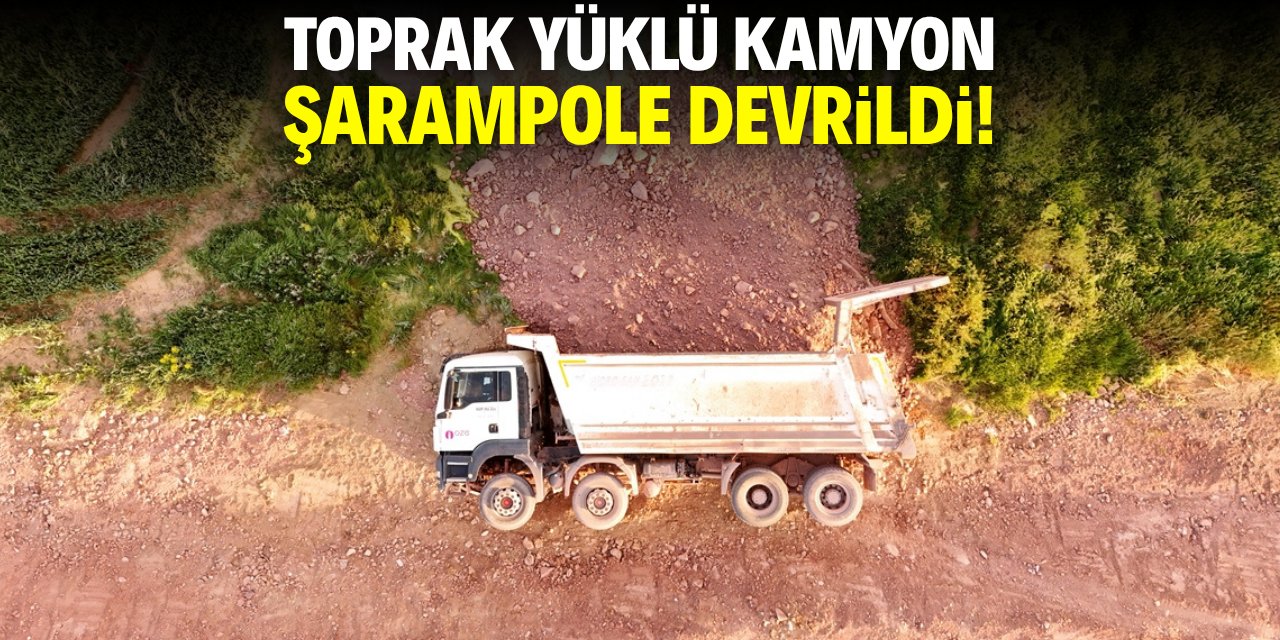 Feci kaza! Toprak yüklü kamyon şarampole devrildi