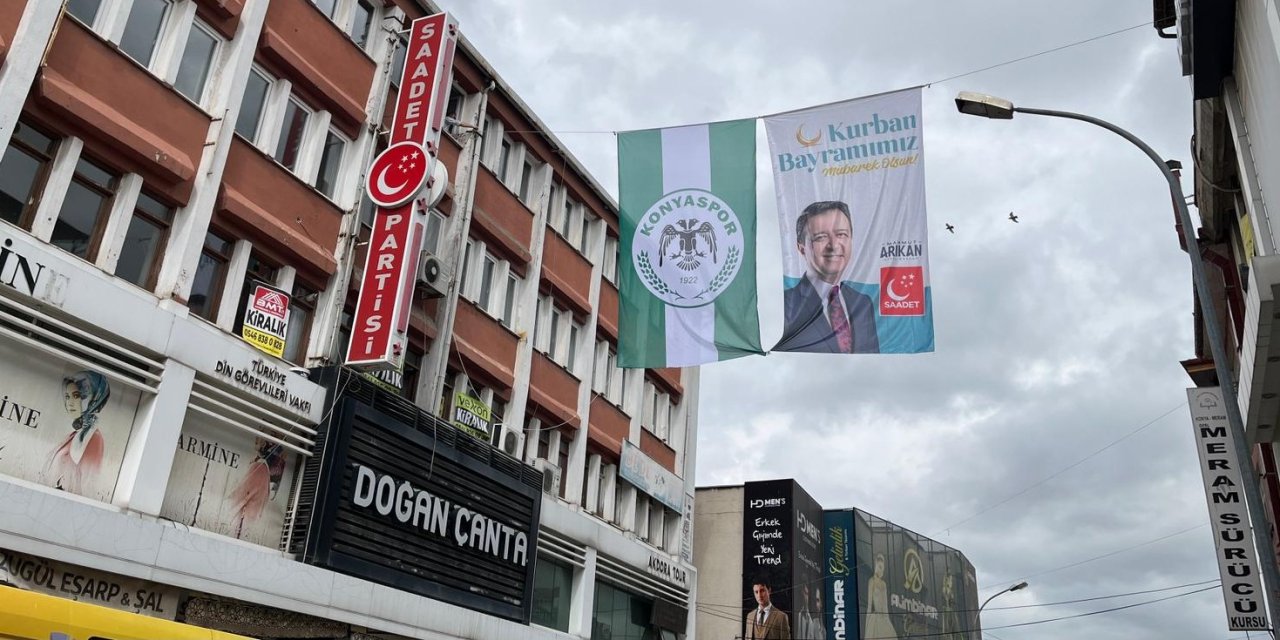 Saadet Partisi il binasına Konyaspor bayrağı asıldı