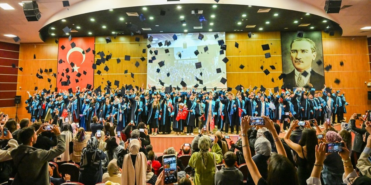 Üniversite öğrencileri için mezuniyet töreni düzenlendi