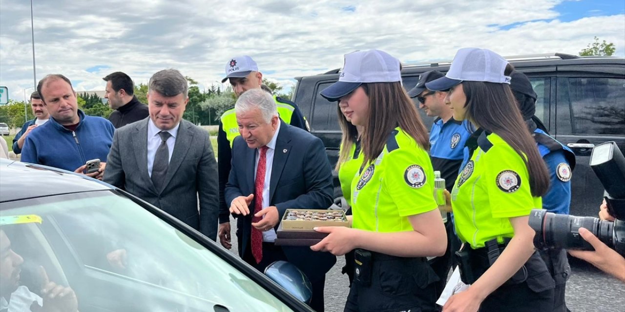 Aksaray Valisi Murat Duru, uygulama noktasında vatandaşlarla bayramlaştı