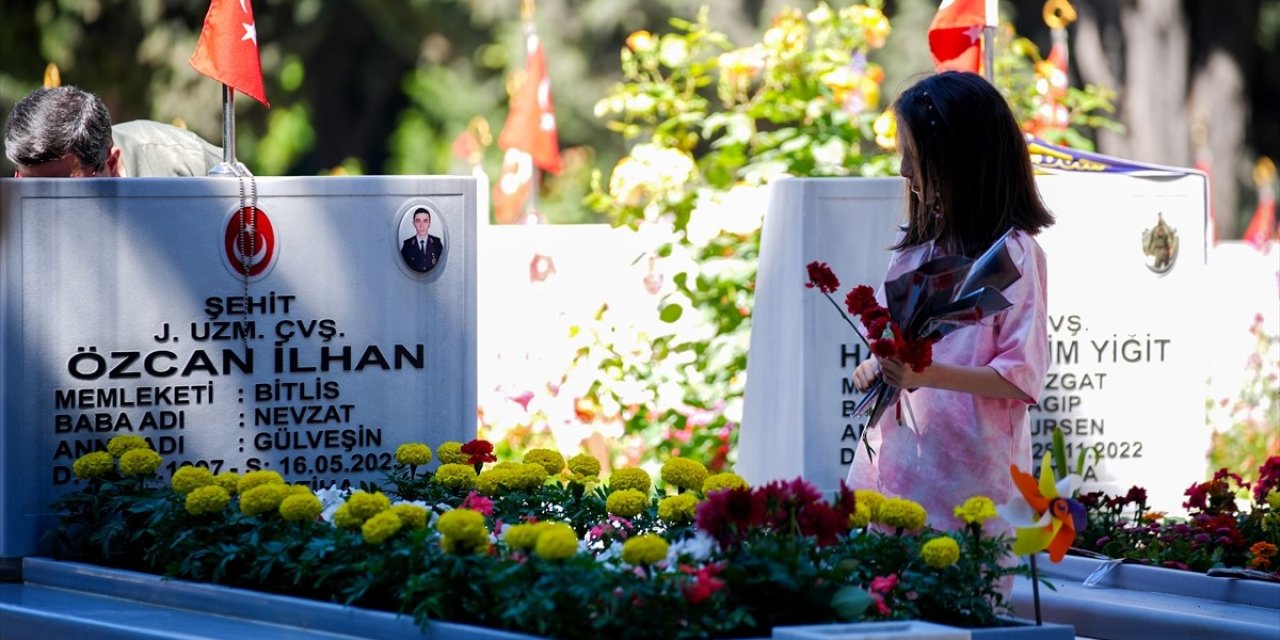 Şehitliklerde hüzünlü bayramlaşma