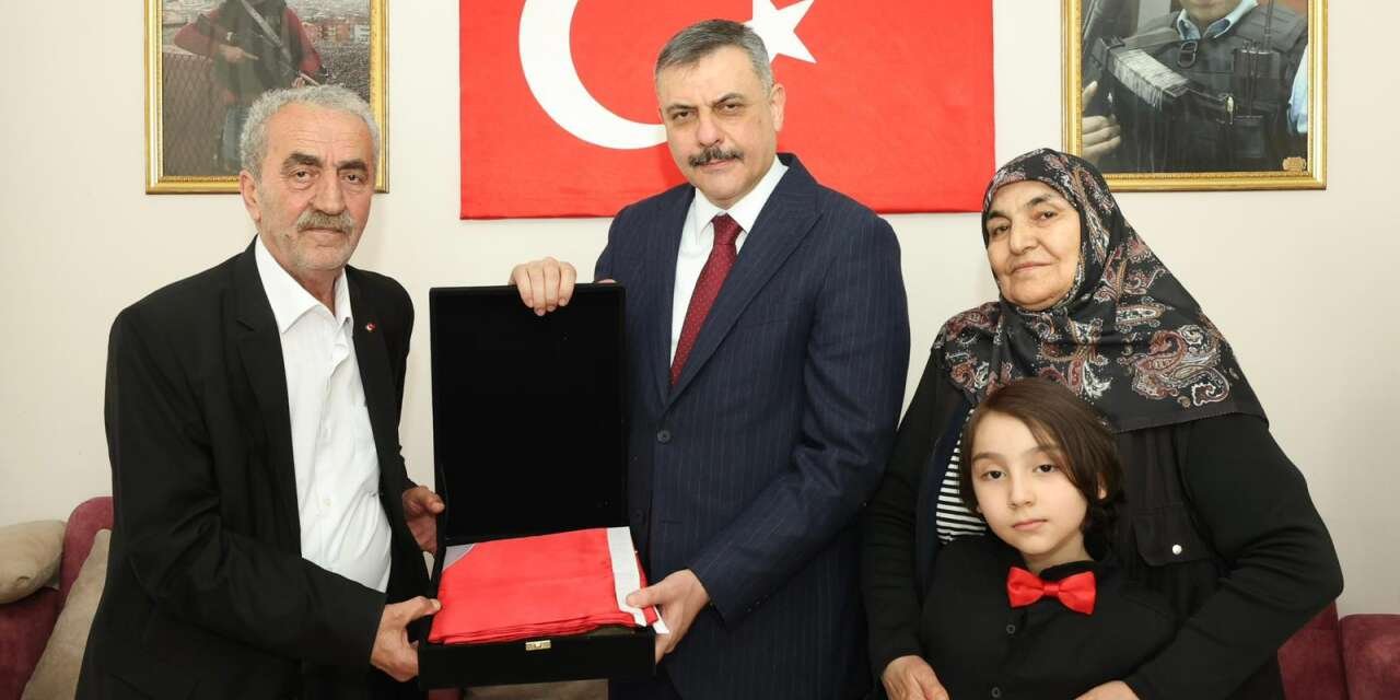 Bakan Çiftçi'den, Konya'da şehit ailesine ziyaret