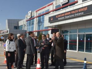 Vali Düzgün: Havalimanında Araç Giriş Çıkış Yerleri Değerlendirilmeli