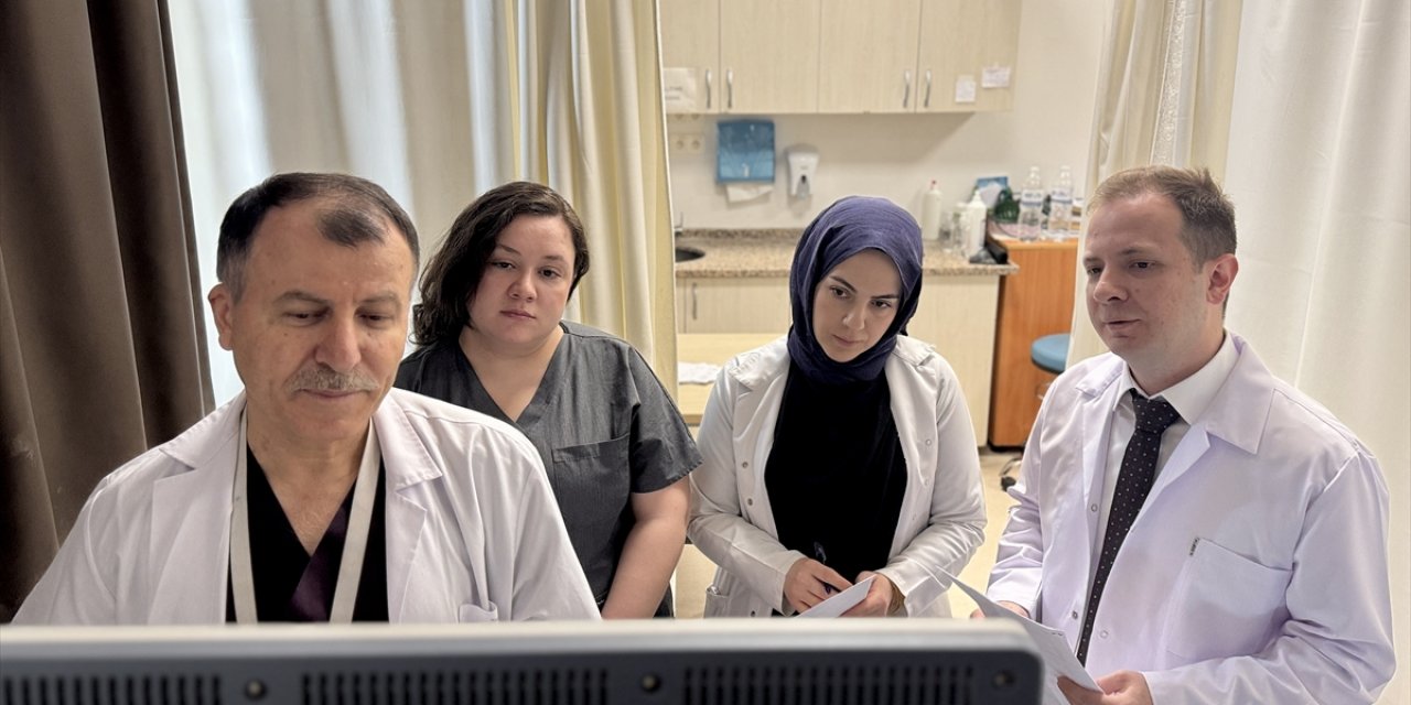 Konyalı Profesör, doğumlarını gerçekleştirdiği 3 kişiyle görev yapıyor
