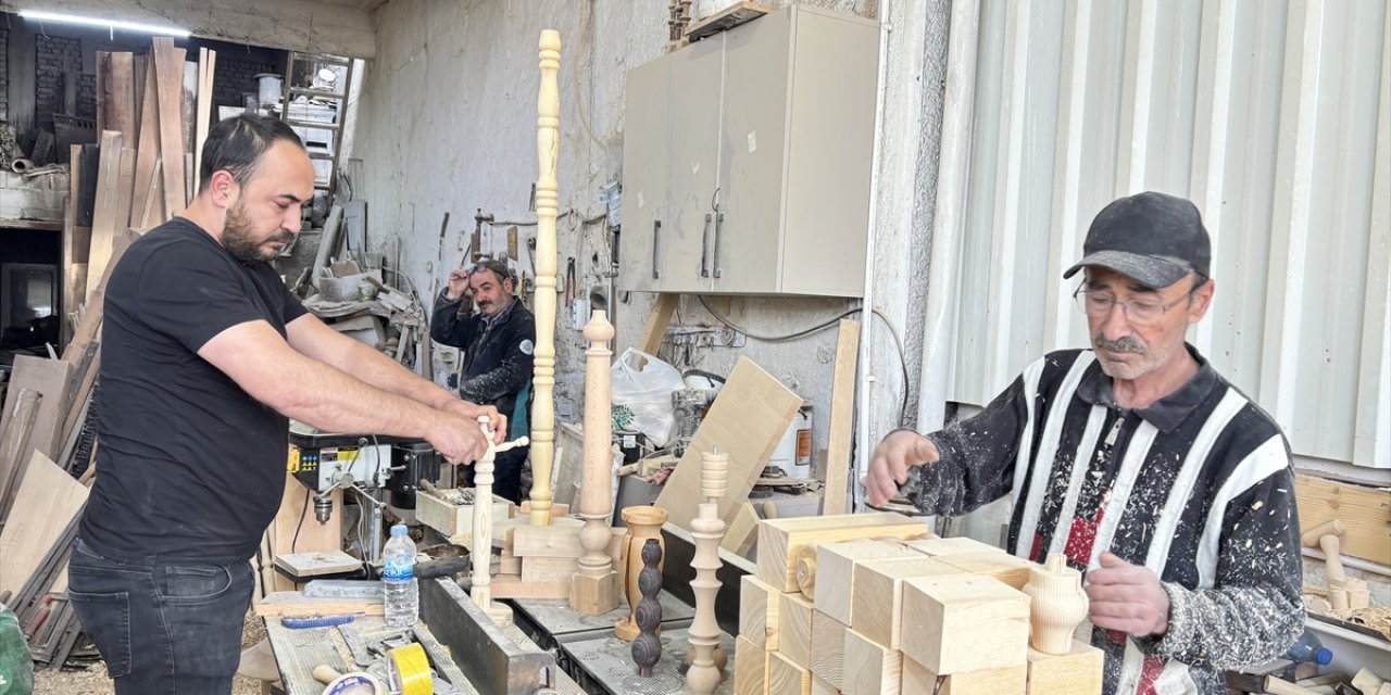 Konyalı meşhur isim emlakçılığı bırakıp marangoz oldu