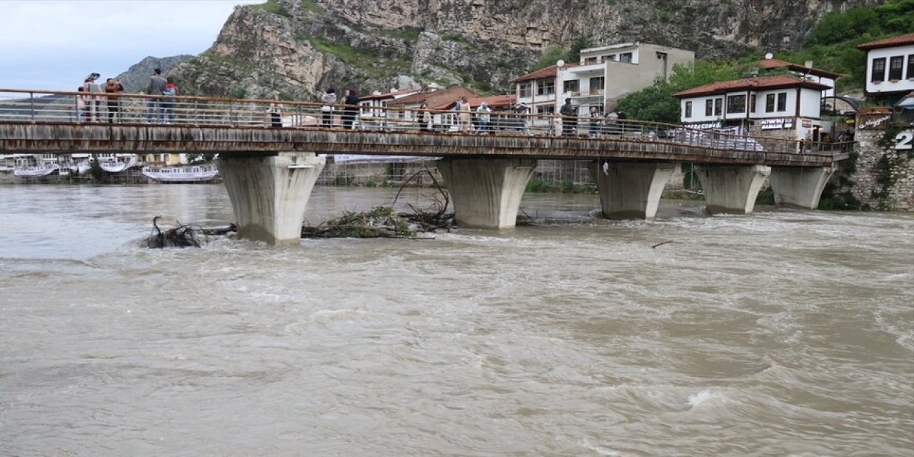 Amasya'da yaşayanlara uyarı: Yeşilırmak coştu!