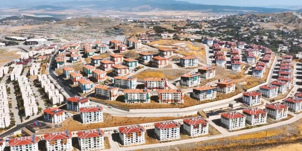 Bakan Murat Kurum, depremzede ailenin yeni evlerindeki bayram sevincini paylaştı