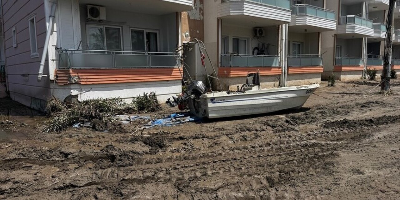 Sağanaktan etkilenen alanlar temizleniyor