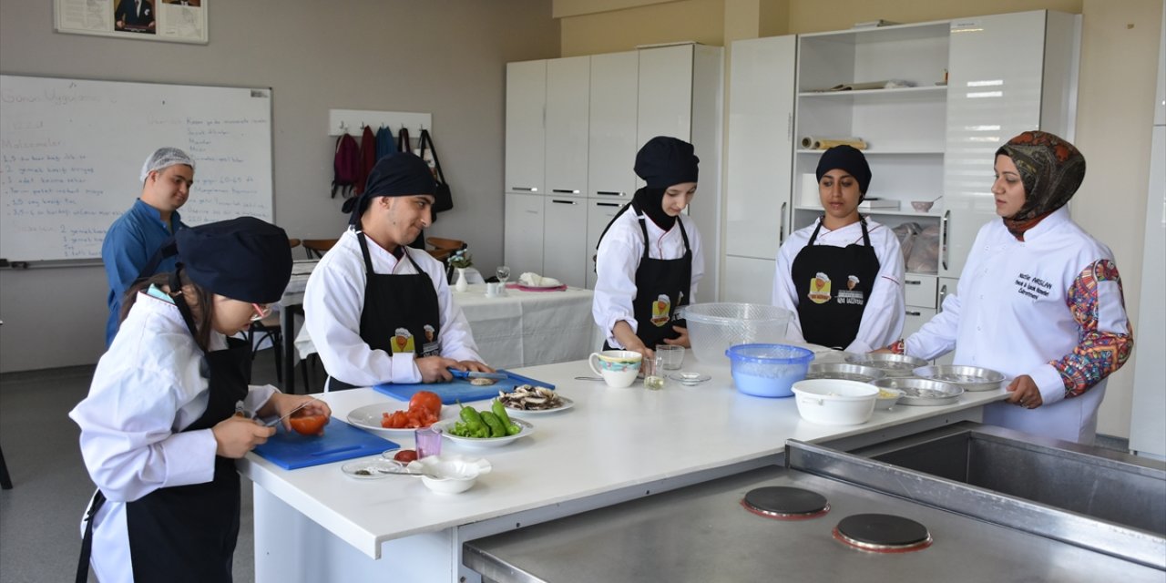 Özel bireyler aldıkları eğitimlerle meslek sahibi oluyor