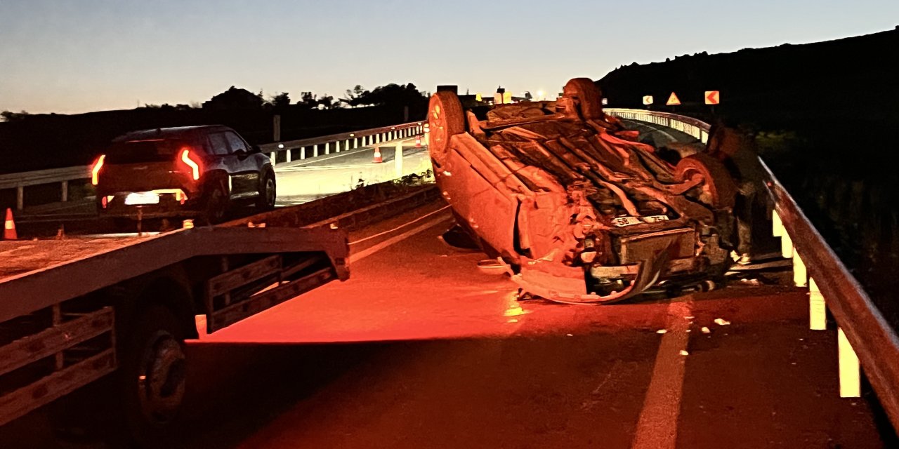Refüje çarpan otomobildeki 7 kişi yaralandı