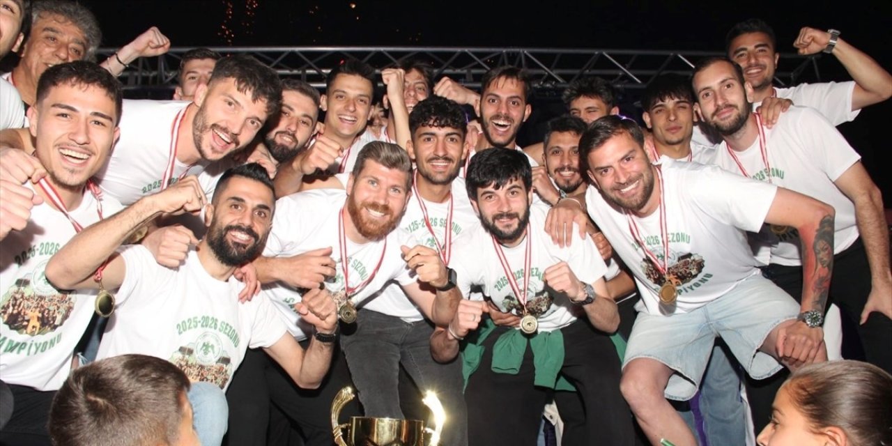 Beyşehir temsilcisi Üzümlüspor şampiyonluğu kutladı