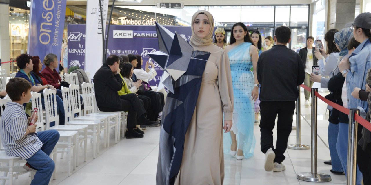 Konya'da defile: Mimari yapılar moda ile buluştu