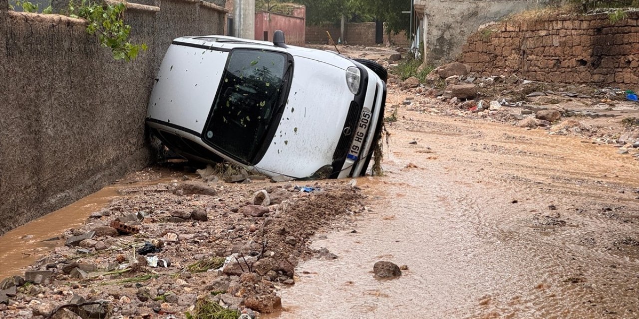 Yağışta 3 araç sele kapıldı, 1 kişi öldü