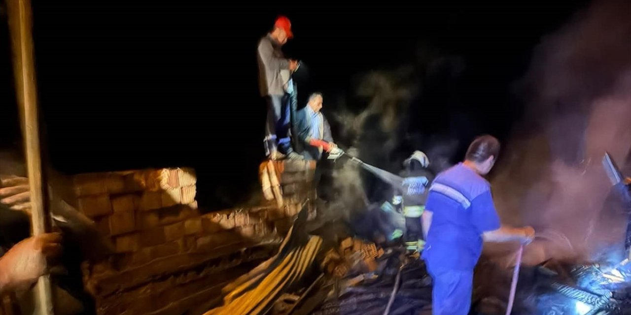 Konya'daki yangında depo kullanılamaz hale geldi